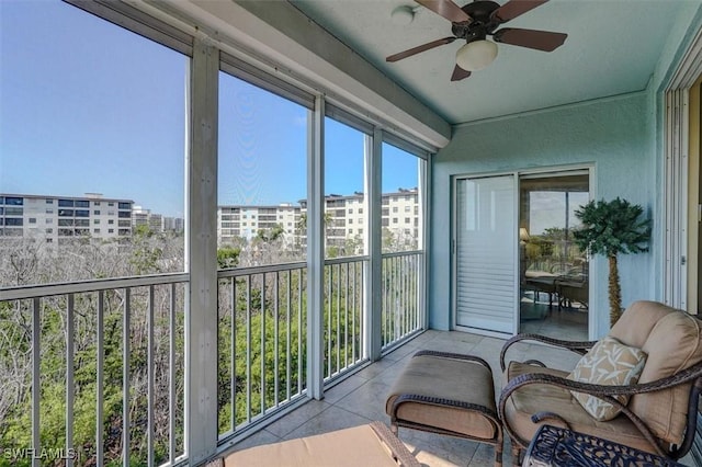 sunroom with ceiling fan