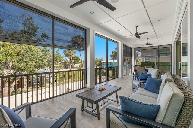 sunroom with ceiling fan