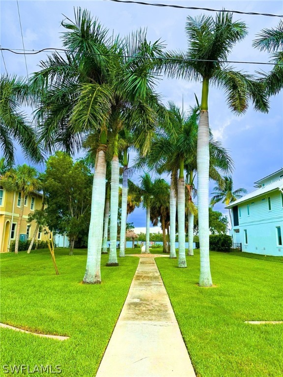 view of property's community featuring a lawn