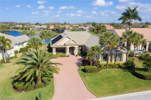 view of front of house featuring a front yard