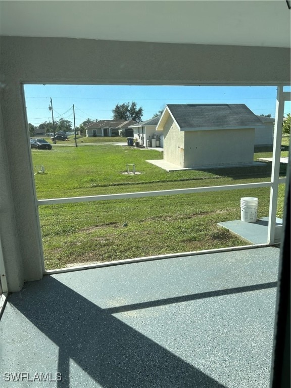 view of yard featuring an outdoor structure