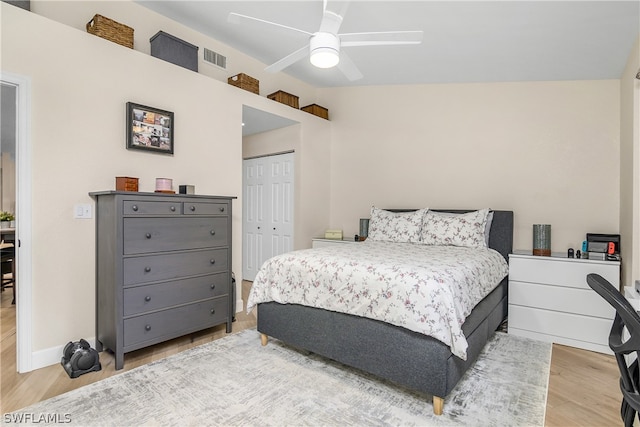 bedroom featuring light wood-type flooring, ceiling fan, and a closet