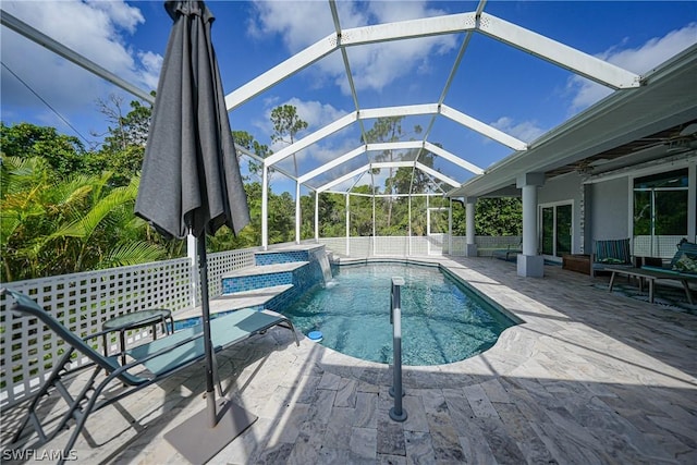 outdoor pool with a lanai, a patio, a hot tub, and ceiling fan