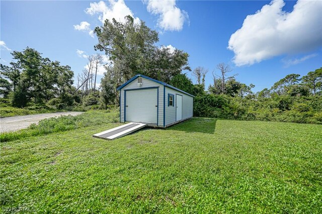 view of yard featuring an outdoor structure