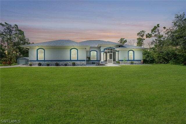 view of front facade featuring a garage and a yard