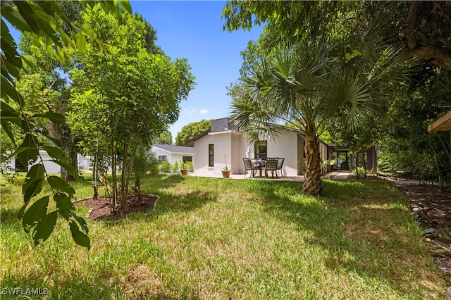 view of yard with a patio