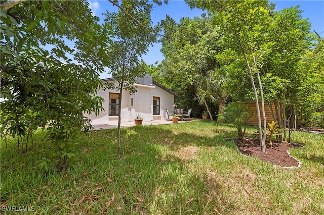 view of yard featuring a patio area