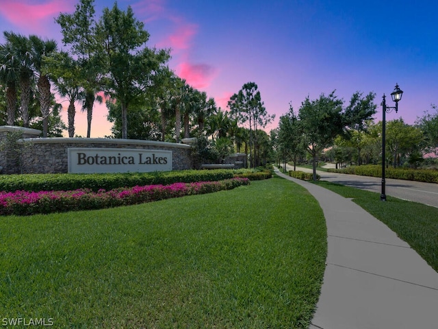 view of property's community featuring a lawn