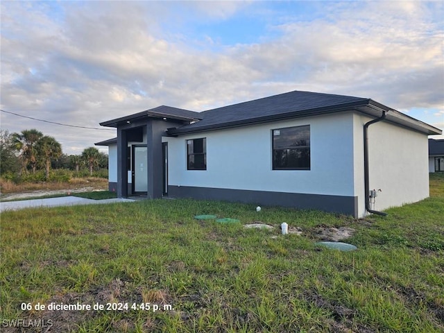 view of front of property featuring a front lawn