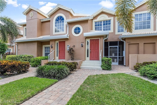 multi unit property featuring a front yard