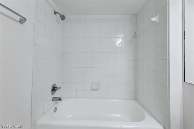 bathroom featuring tiled shower / bath combo