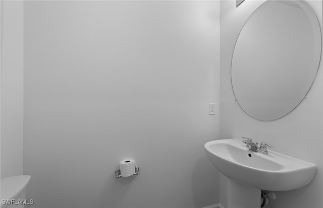 bathroom featuring toilet and sink