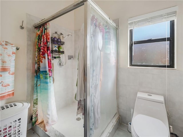 bathroom featuring a shower with curtain, toilet, and tile walls