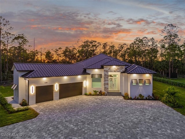 view of front facade with a garage