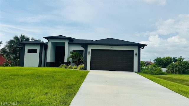 view of front of house featuring a front lawn and a garage