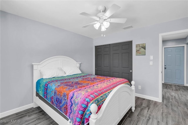 bedroom featuring ceiling fan, dark hardwood / wood-style floors, and a closet