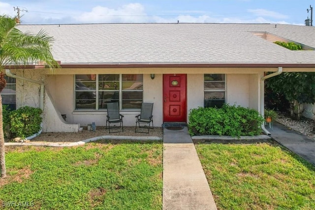 view of front facade with a front lawn