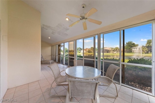 sunroom with ceiling fan