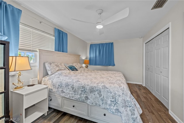 bedroom featuring dark wood-type flooring, ceiling fan, and a closet