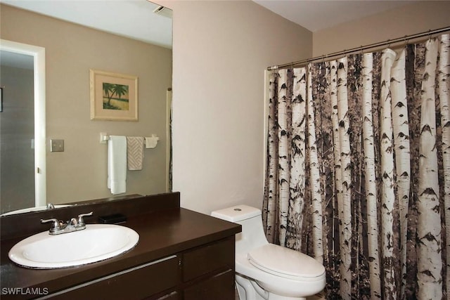 full bath featuring toilet, curtained shower, and vanity