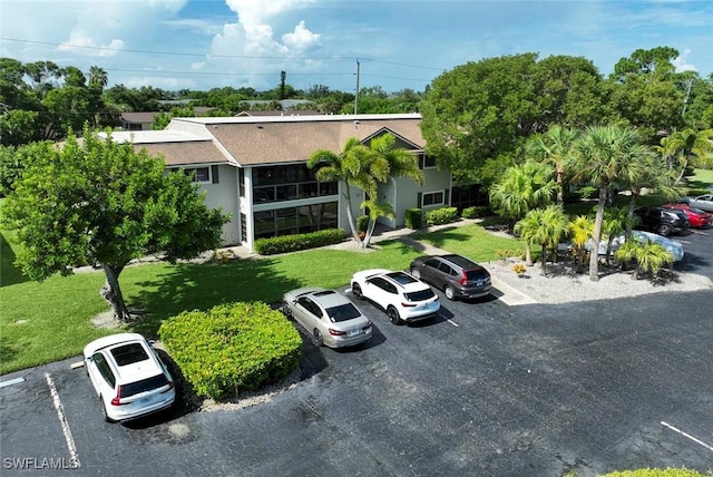 view of front facade featuring a front yard