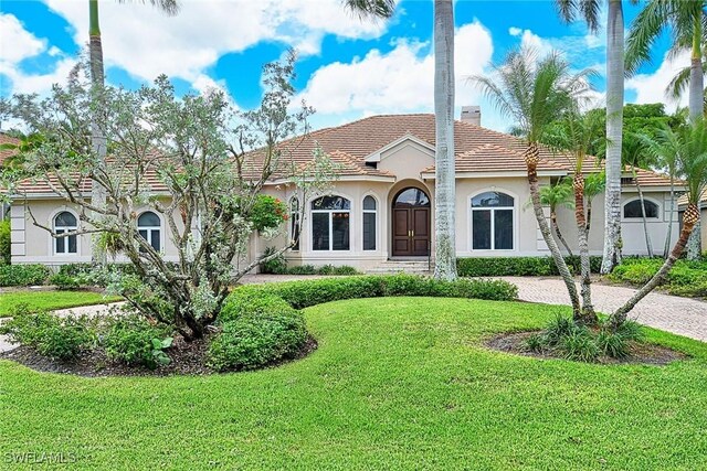 view of front of property featuring a front yard