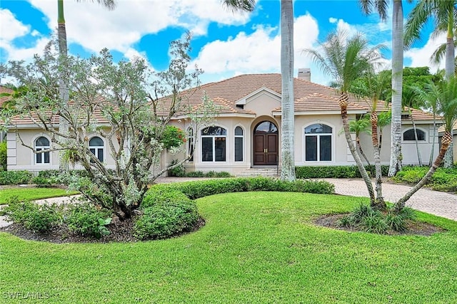 view of front of house featuring a front lawn