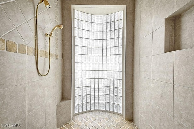 bathroom featuring tiled shower