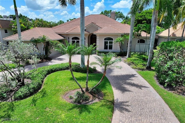 view of front of home featuring a front lawn