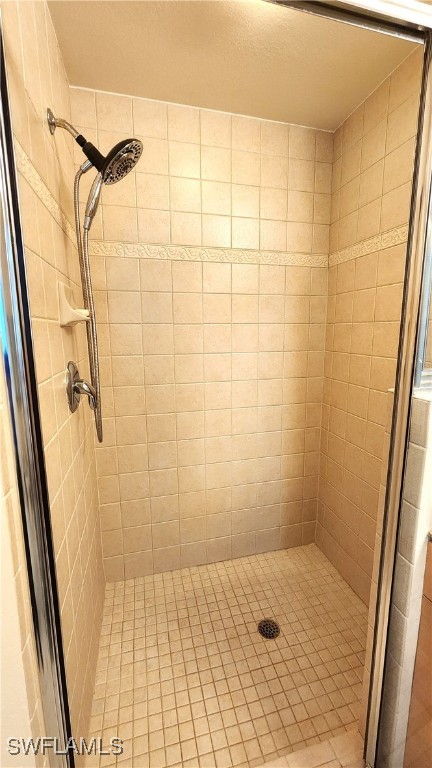 bathroom featuring a tile shower