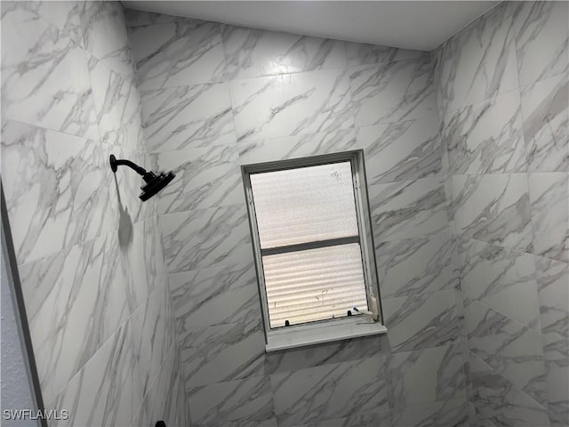 room details featuring a tile shower