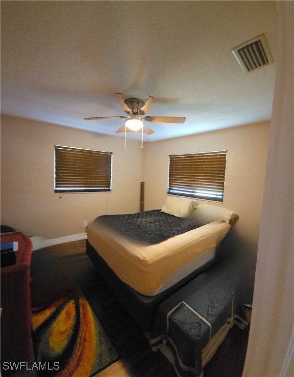 bedroom with ceiling fan