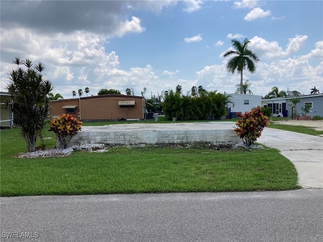 Listing photo 3 for 253 Hamlin Dr, Fort Myers FL 33905