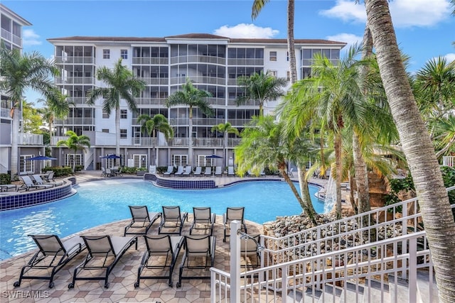 470 Launch Cir Unit V-401, Naples, FL 34108 - view of community pool