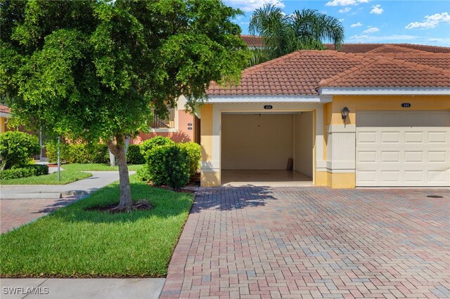 view of front facade featuring a garage and a front yard