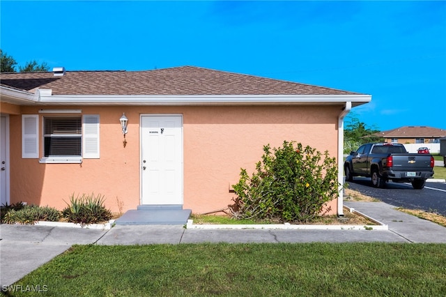 view of front of home featuring a front yard