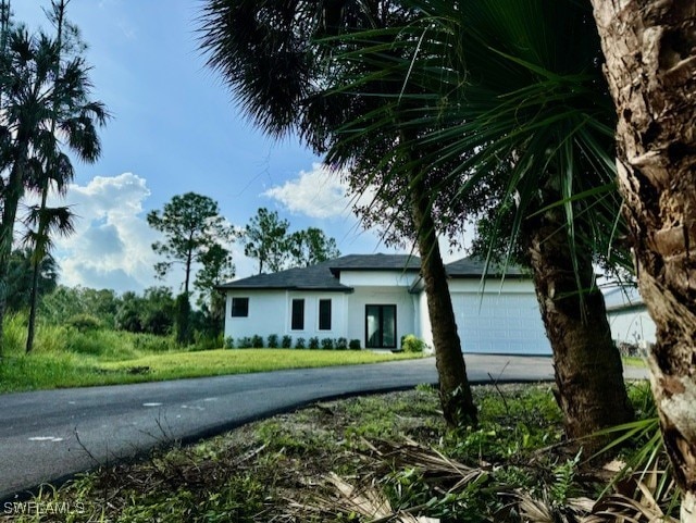 view of front facade featuring a garage