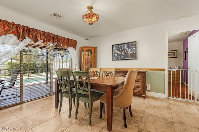 dining area featuring visible vents and baseboards