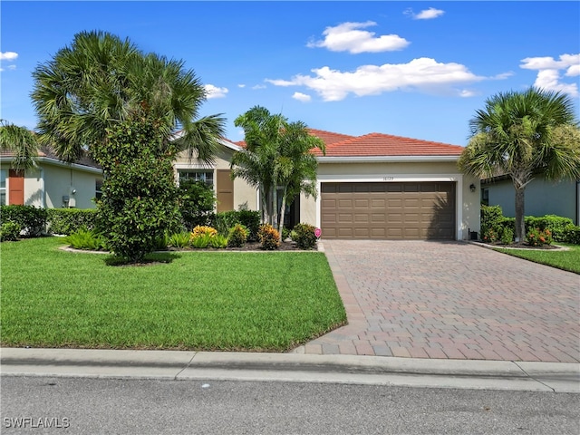 view of front of house featuring a garage and a front yard