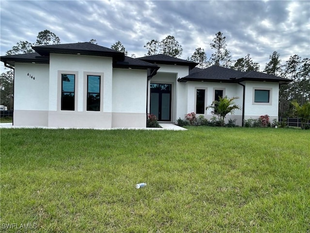 view of front of home featuring a front yard