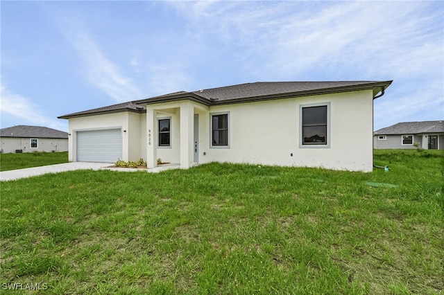 view of front facade featuring an attached garage, stucco siding, driveway, and a front yard