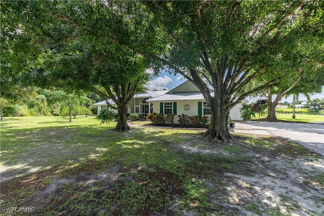 view of front facade featuring a garage and a front lawn