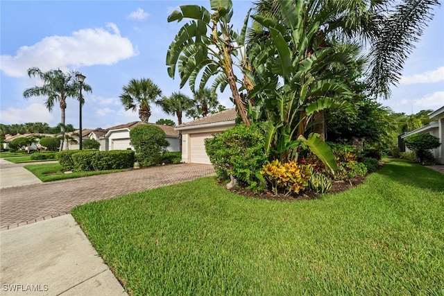 view of front of home featuring a front lawn and a garage