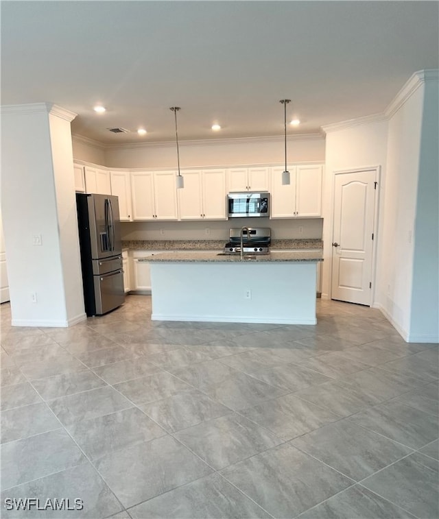 kitchen with stainless steel appliances, white cabinets, a center island with sink, and decorative light fixtures