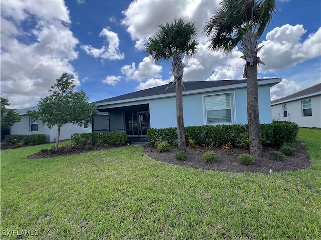 view of front of property featuring a front lawn