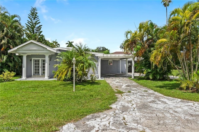 view of front of property featuring a front lawn