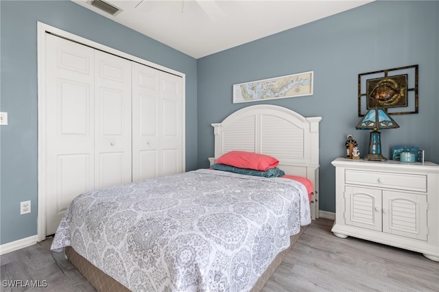 bedroom featuring a closet, light hardwood / wood-style floors, and ceiling fan