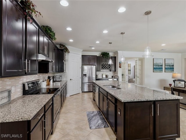 kitchen featuring sink, hanging light fixtures, a kitchen island with sink, stainless steel appliances, and crown molding