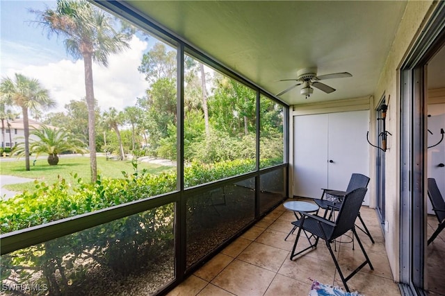 sunroom / solarium with a ceiling fan