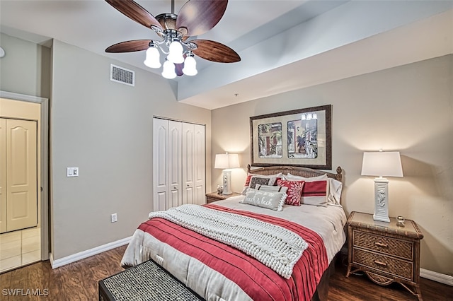 bedroom featuring ceiling fan, wood-type flooring, and a closet